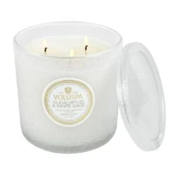 Voluspa Eucalyptus & White Sage - Luxe Candle 8 Voluspa Eucalyptus & White Sage - Luxe Candle -Voluspa Sales Store FA21 PRopt 8137 001