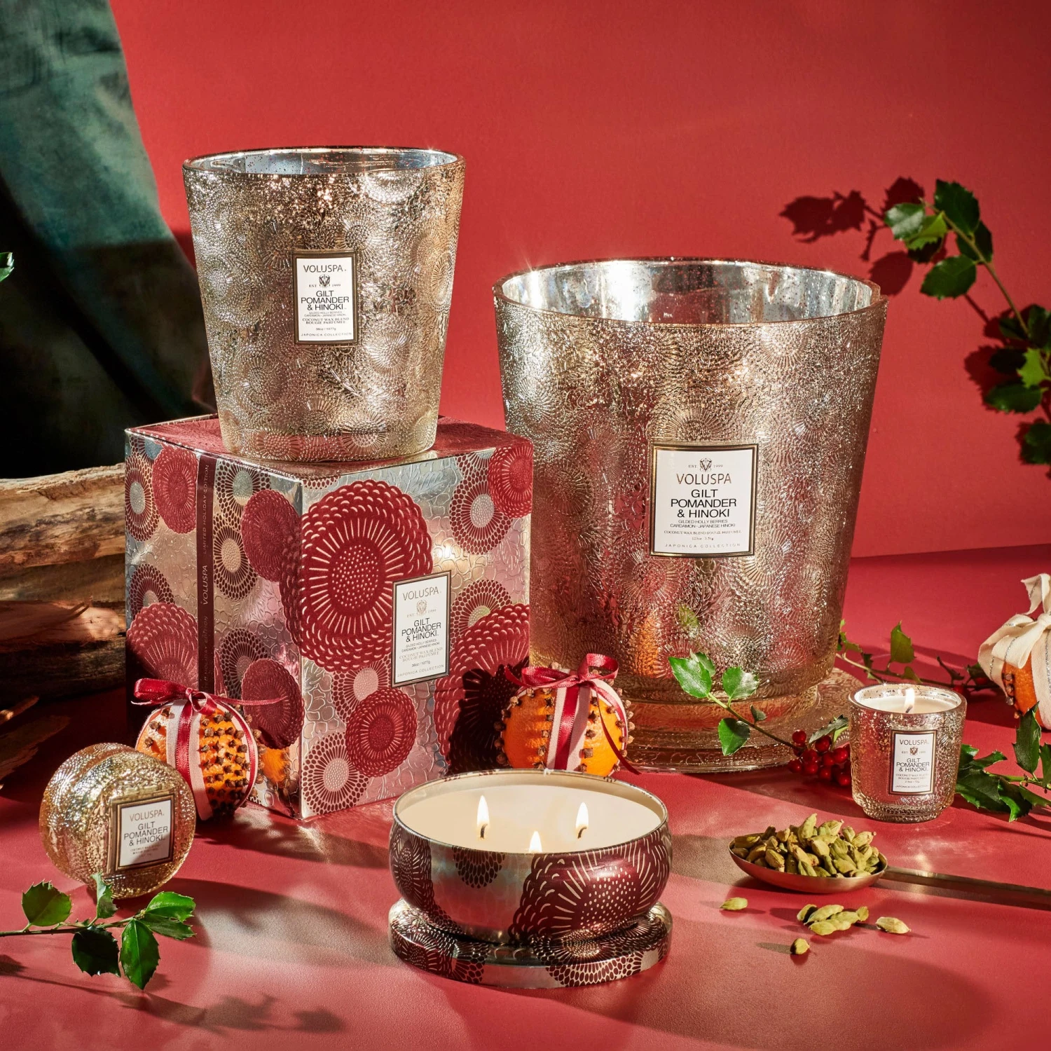 Voluspa Gilt Pomander & Hinoki - Petite Pedestal Candle 2 Voluspa Gilt Pomander & Hinoki - Petite Pedestal Candle - Image 2